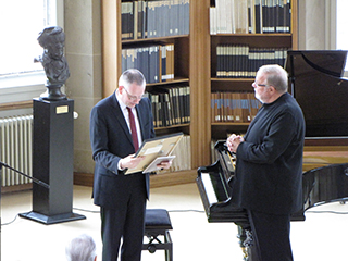 Verleihung der Ehrenmitgliedschaft der AMG an Matti Salminen